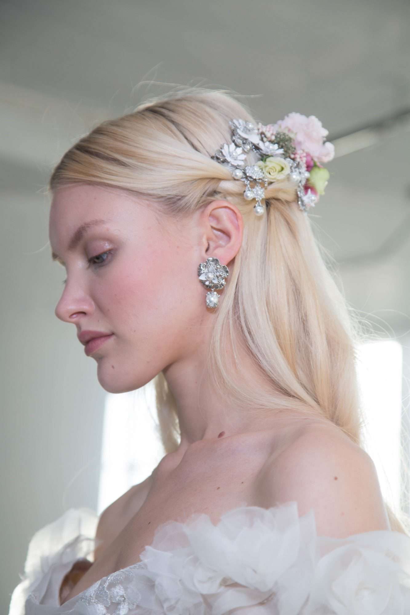 marchesa-fall-2017-wedding-hairstyle-from-side-1016