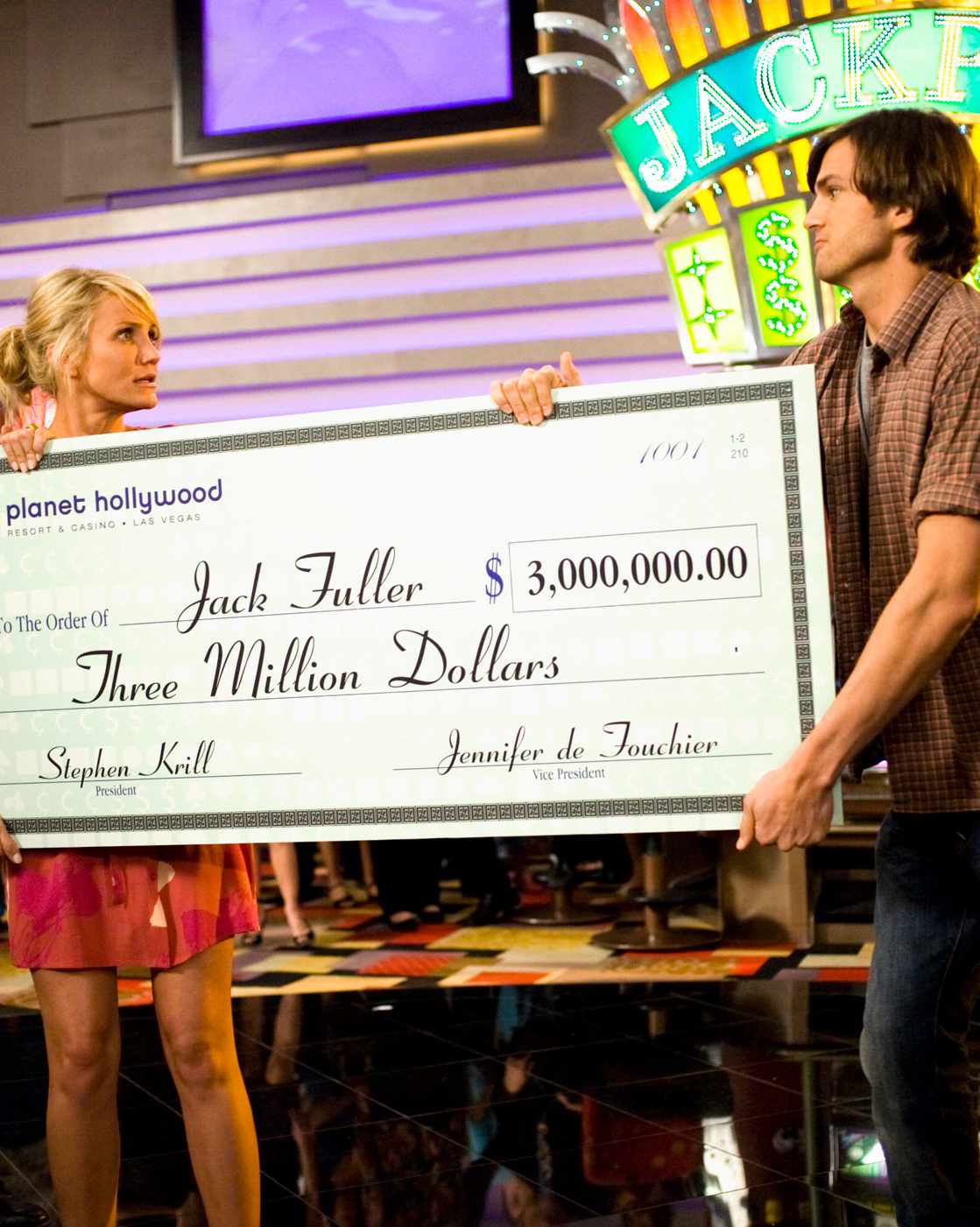 couple-money-tips-what-happens-in-vegas-cameron-diaz-ashton-kutcher-fight-over-jackpot-check-1015.jpg