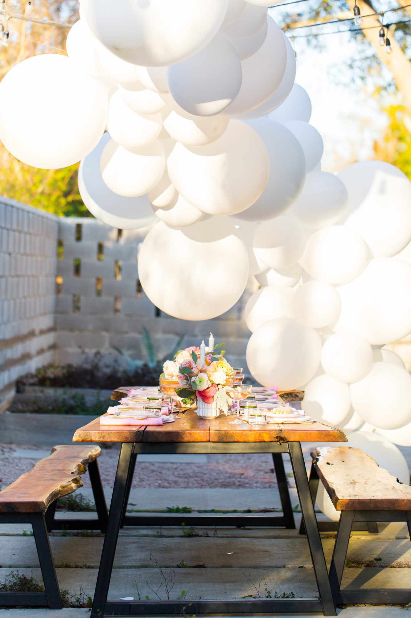plan bridal shower - dinner table with decorations and ballons
