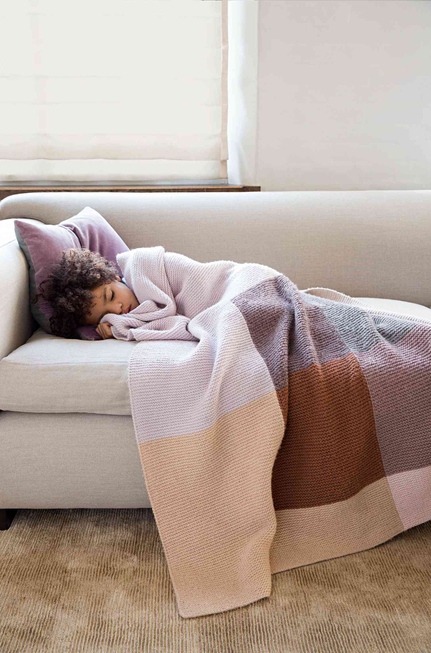 knit-color-blocked-blanket-kid-sleeping-couch-103208696