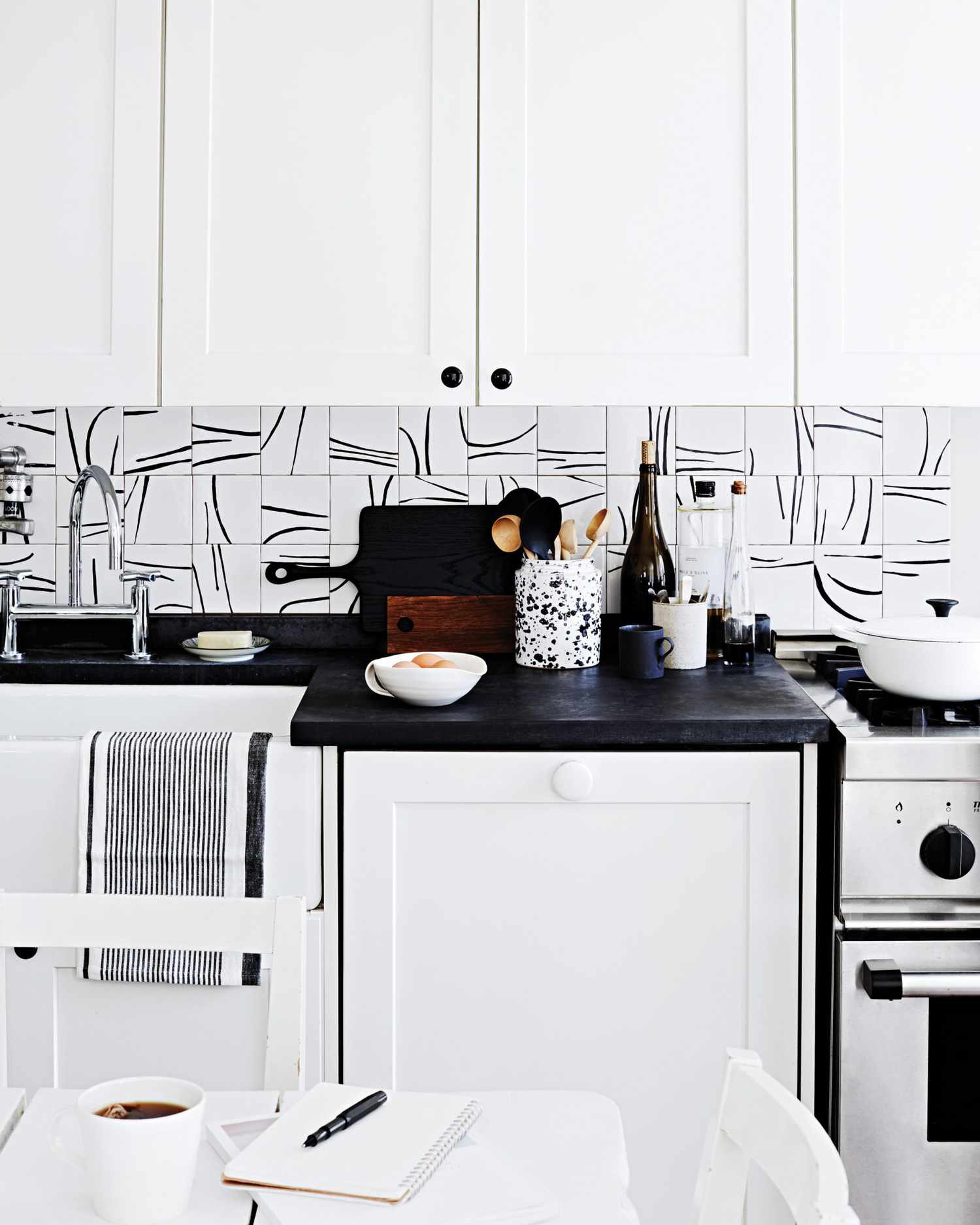 black-white-backsplash-kitchen-9156-d113008.jpg