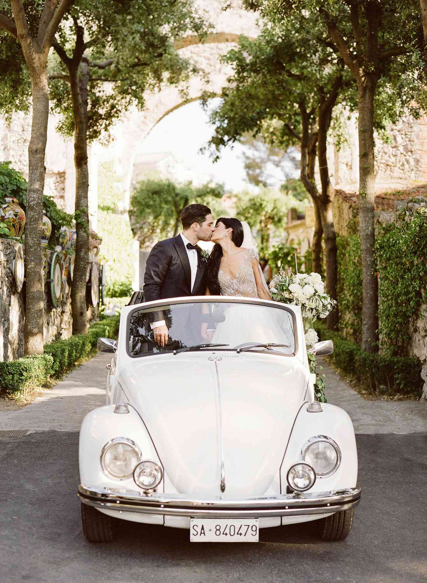 lisa greg italy wedding car convertable couple kiss
