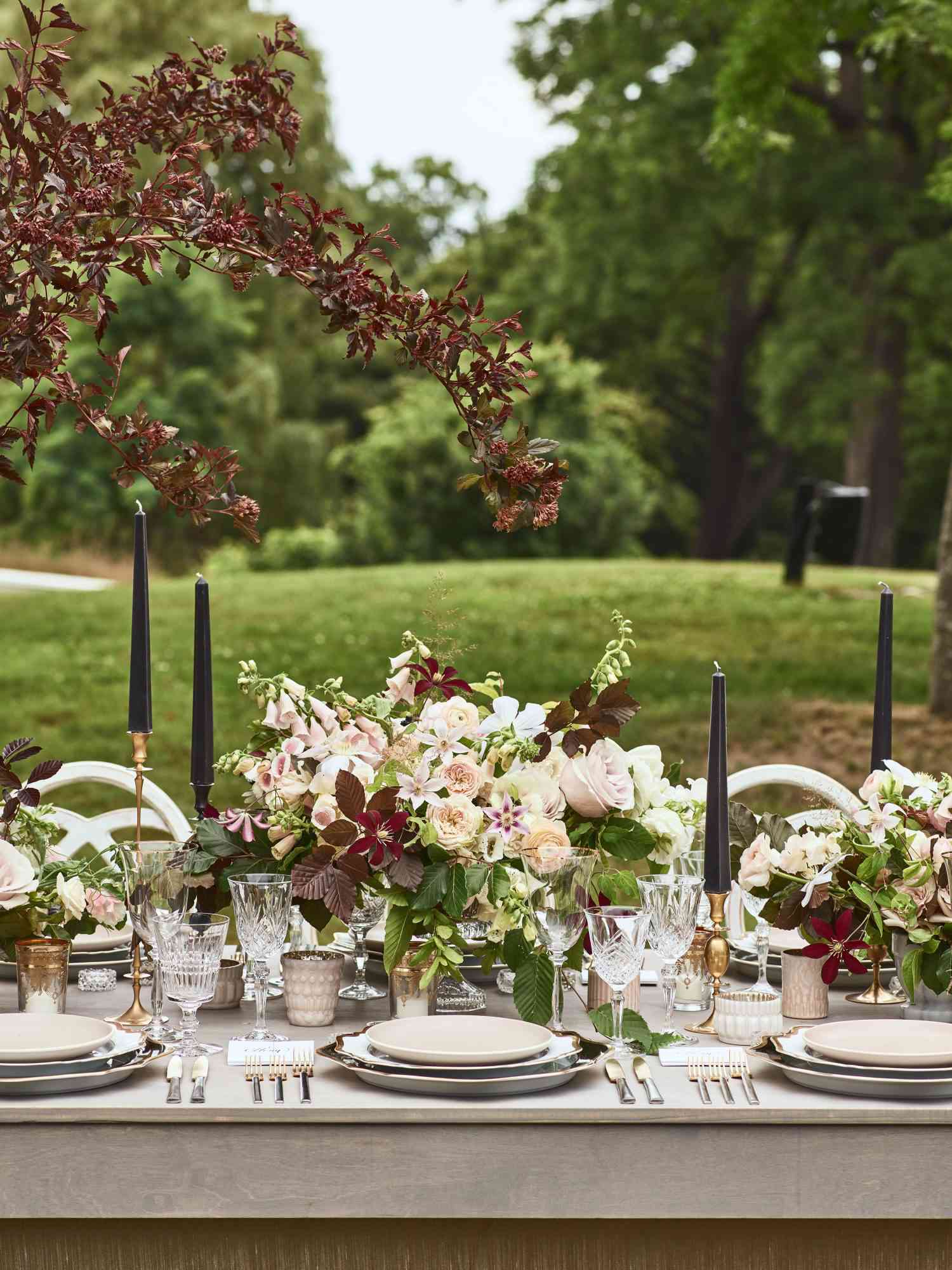 fall wedding centerpieces burgundy leaves outdoor table