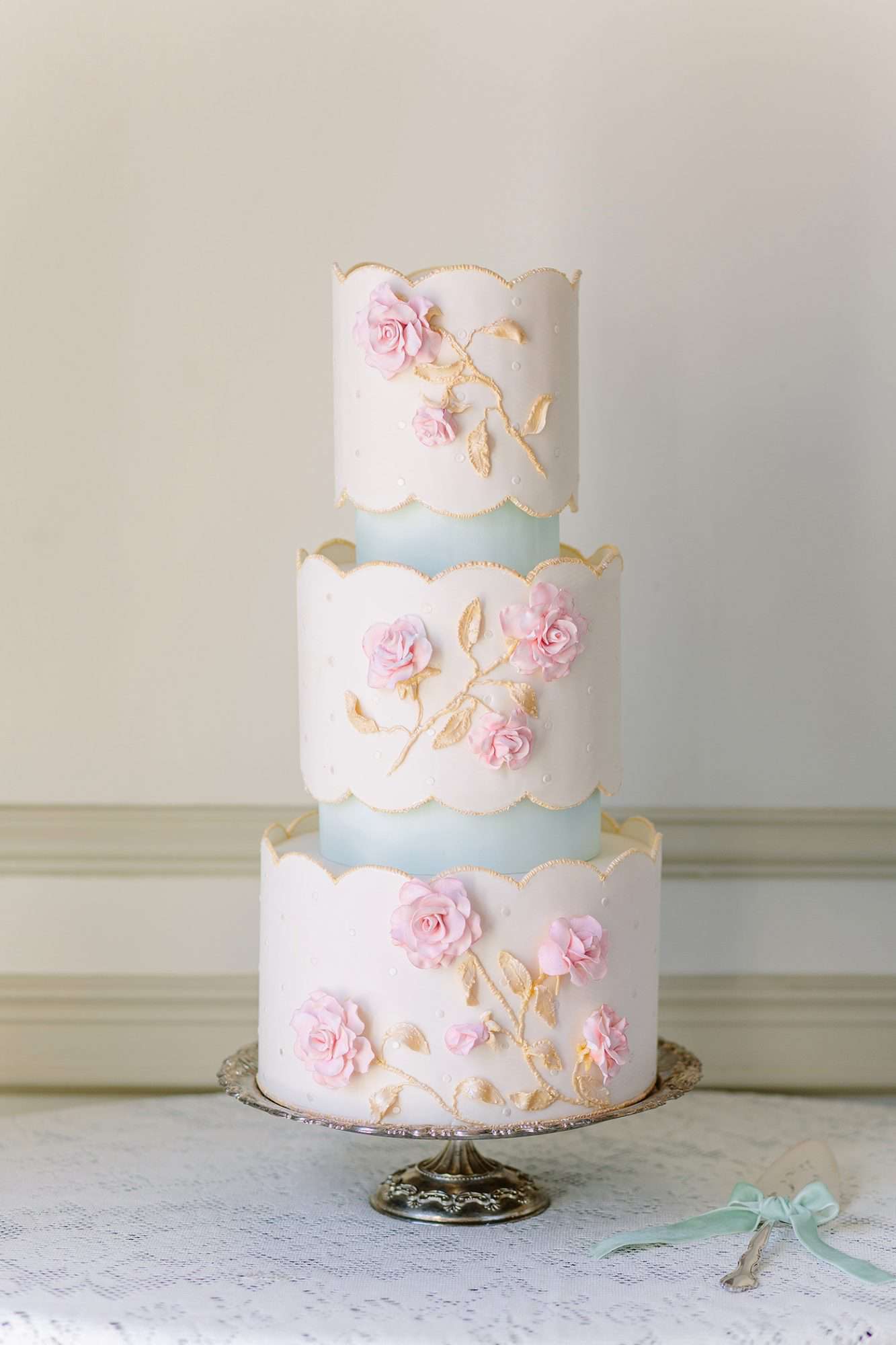 scalloped wedding decor wedding cake