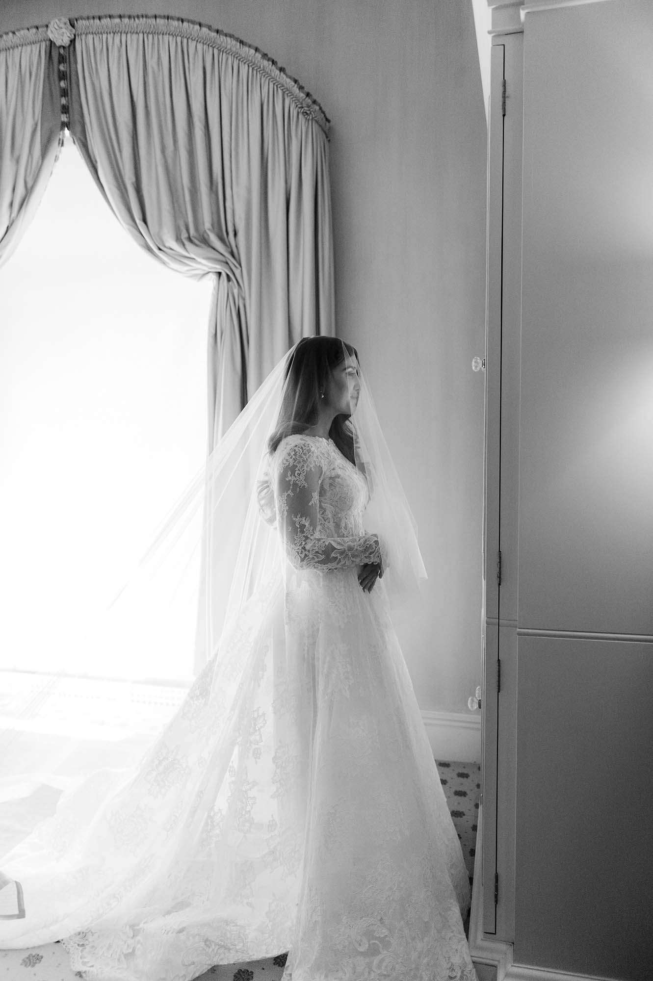 bride wearing monique lhuillier wedding dress and veil