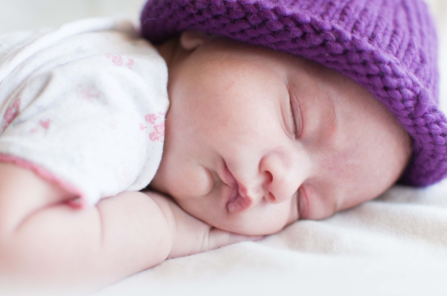 baby-sleeping-in-knitted-hat