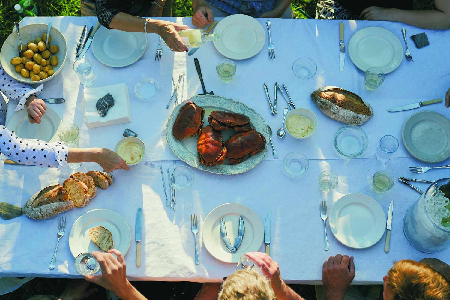outdoor-dinner-table-crabs-potatoes
