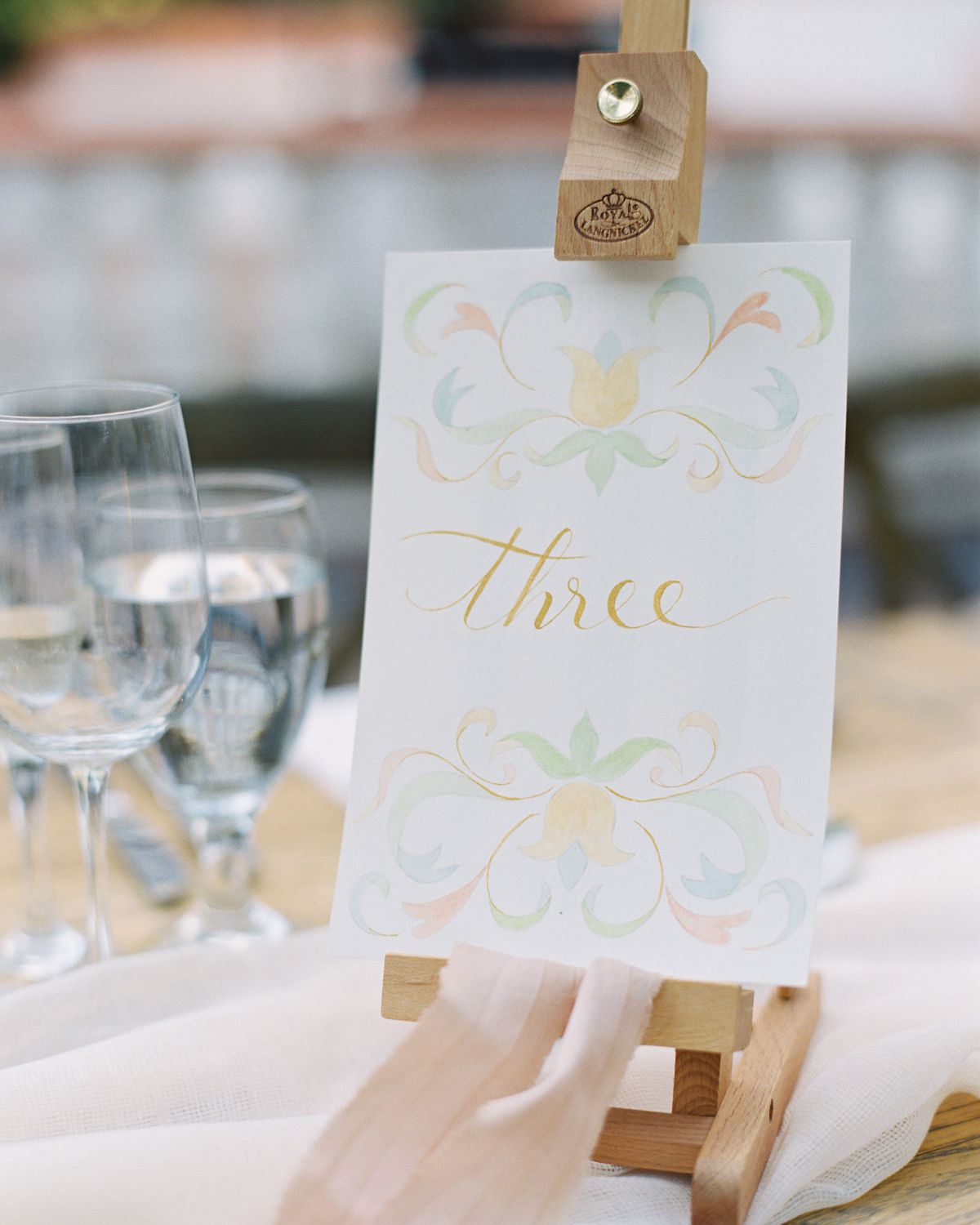 art-inspired wedding ideas easel table numbers