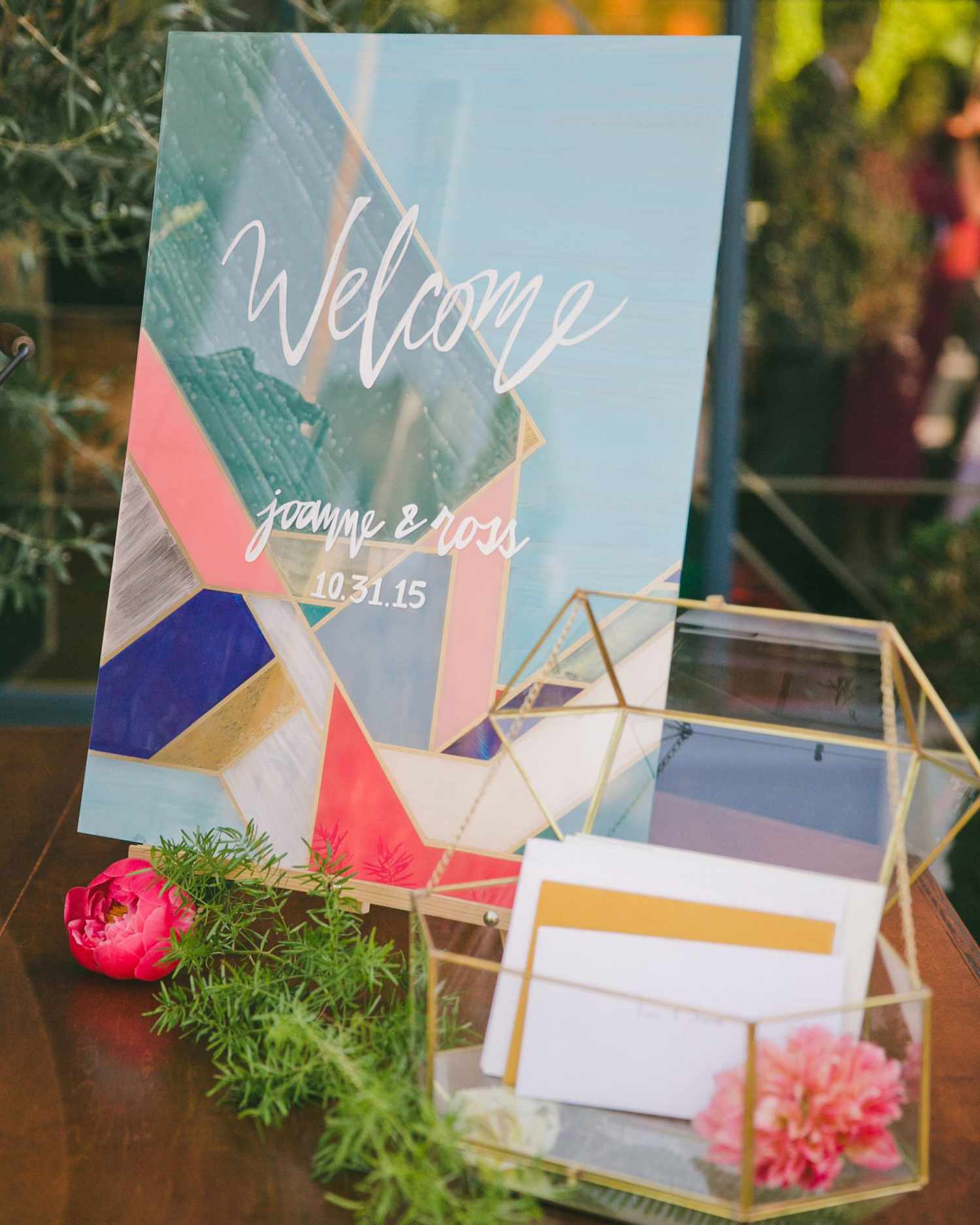 art-inspired wedding ideas abstract welcome sign