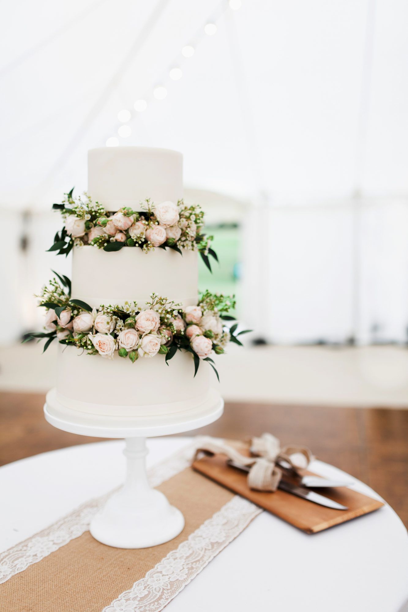 floral wedding cakes bianco photography indoors light