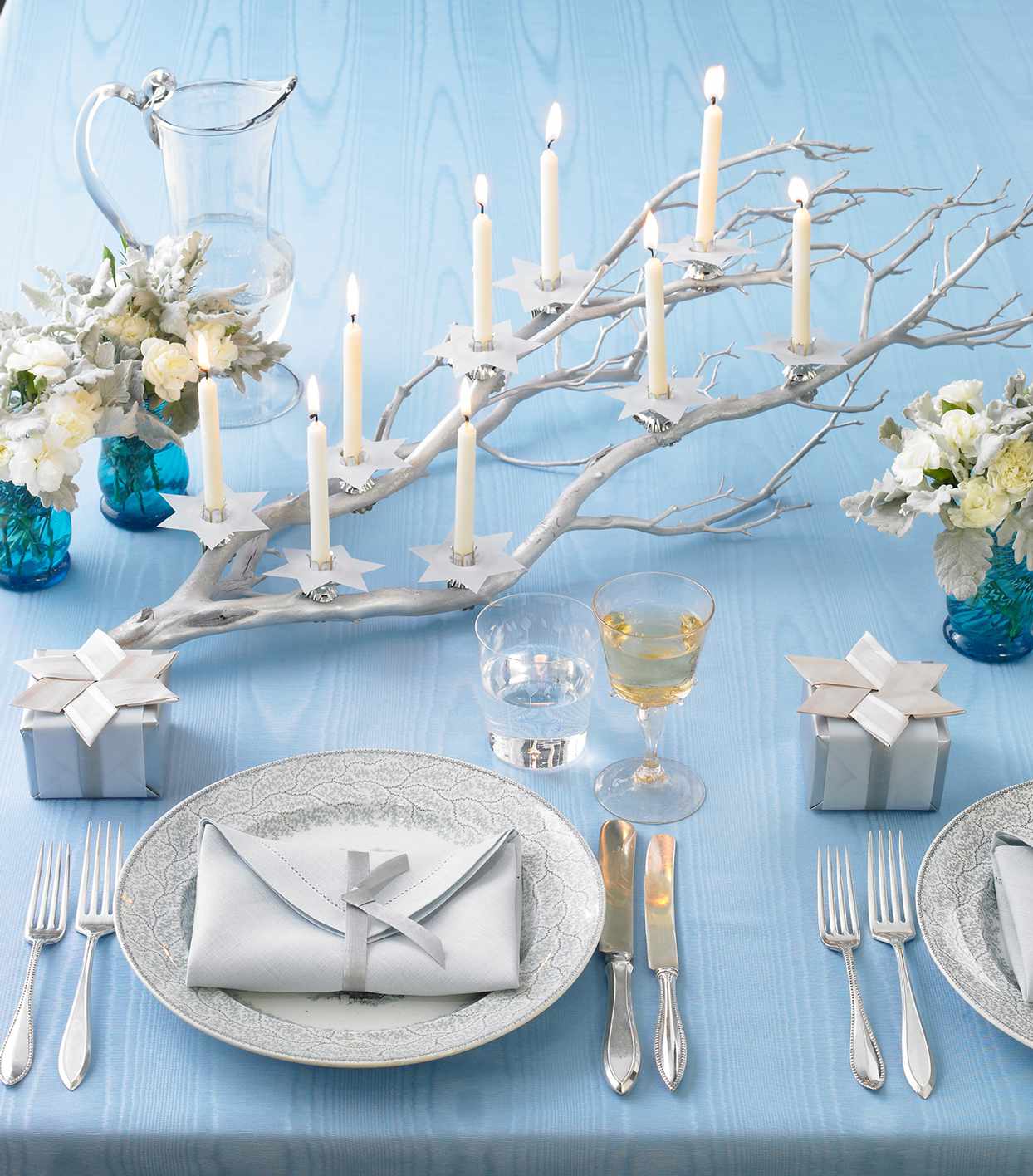 以蓝色和银色为主题的光明节餐桌布置