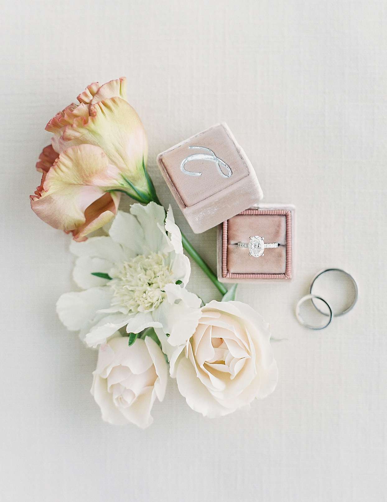 米凯拉·柯蒂斯结婚戒指和鲜花