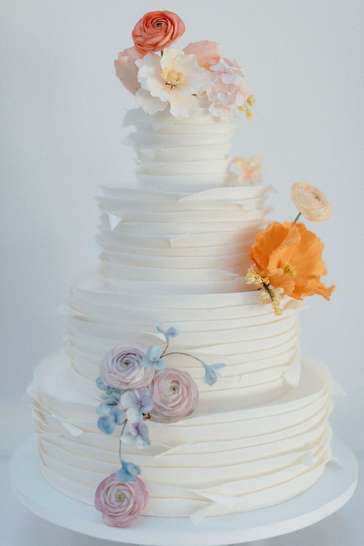 kristen jonathan modern wedding cake with flowers