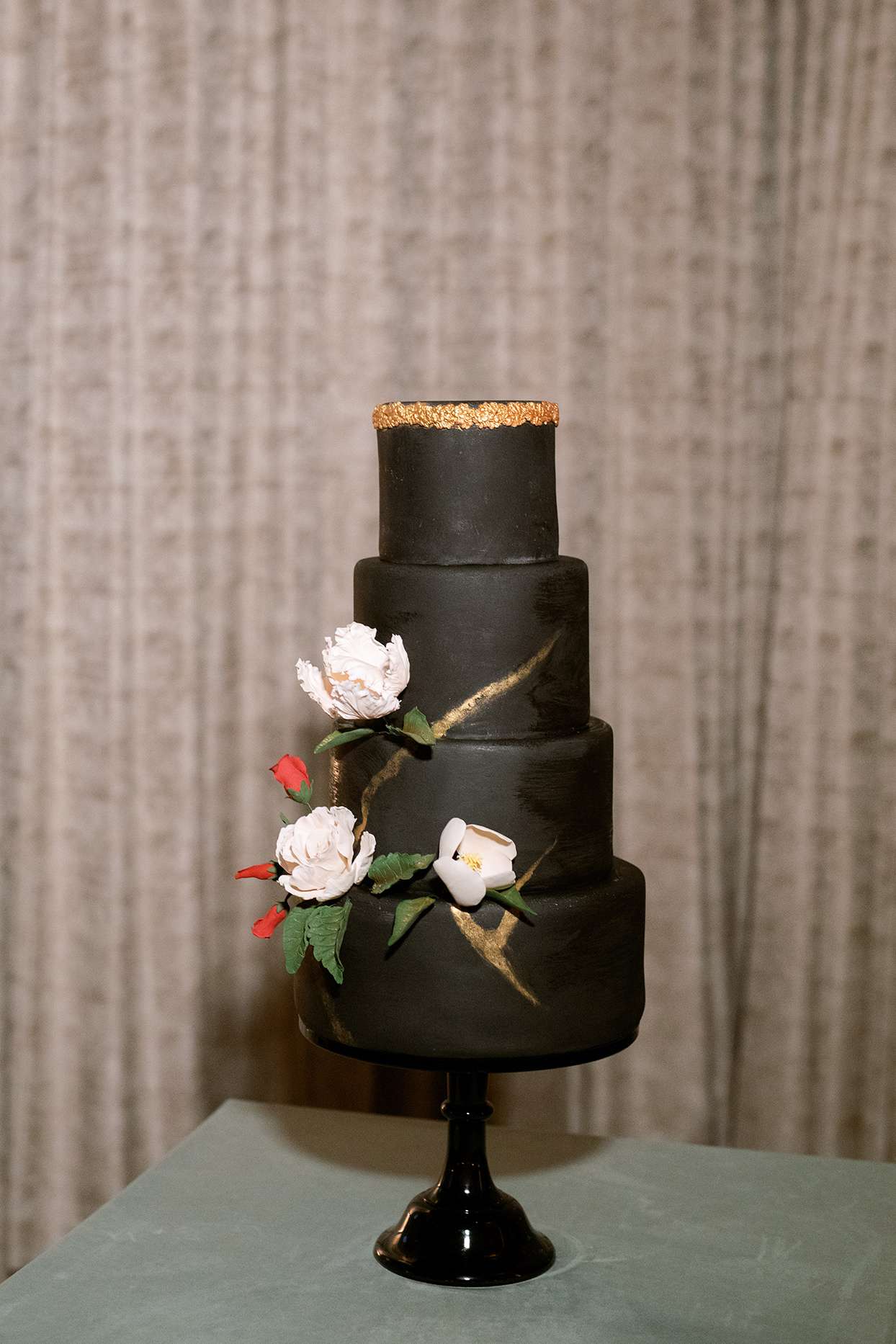 jason justin wedding black cake with flowers