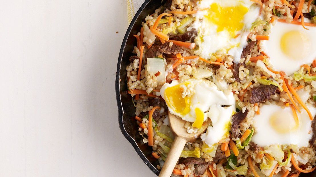 crisped brown rice with beef, vegetables, and eggs