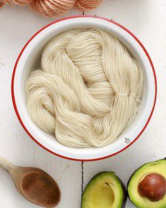 yarn in bowl of white vinegar and water