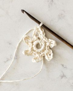 crochet-snowflakes-pattern4-b-1218_vert