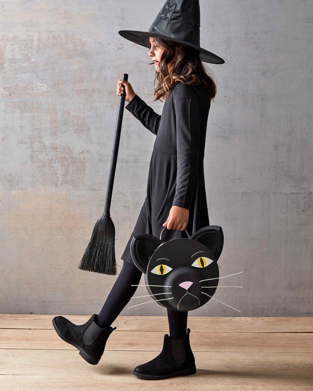 black cat treat bag for Halloween