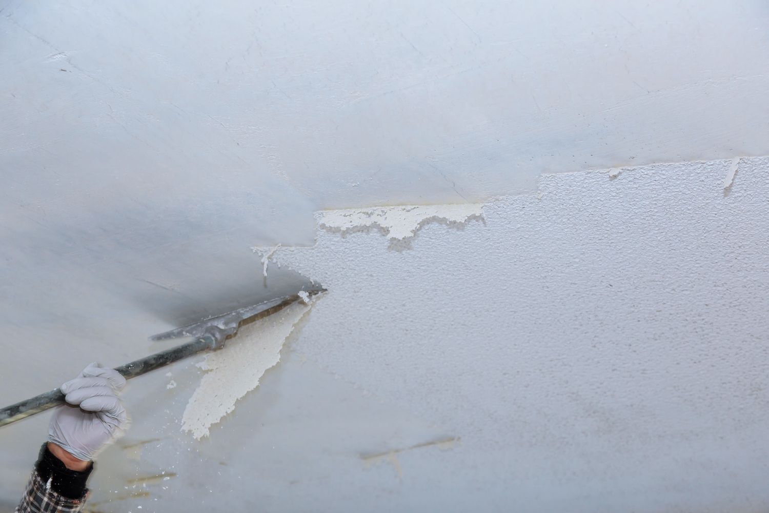 using tool to remove popcorn ceiling