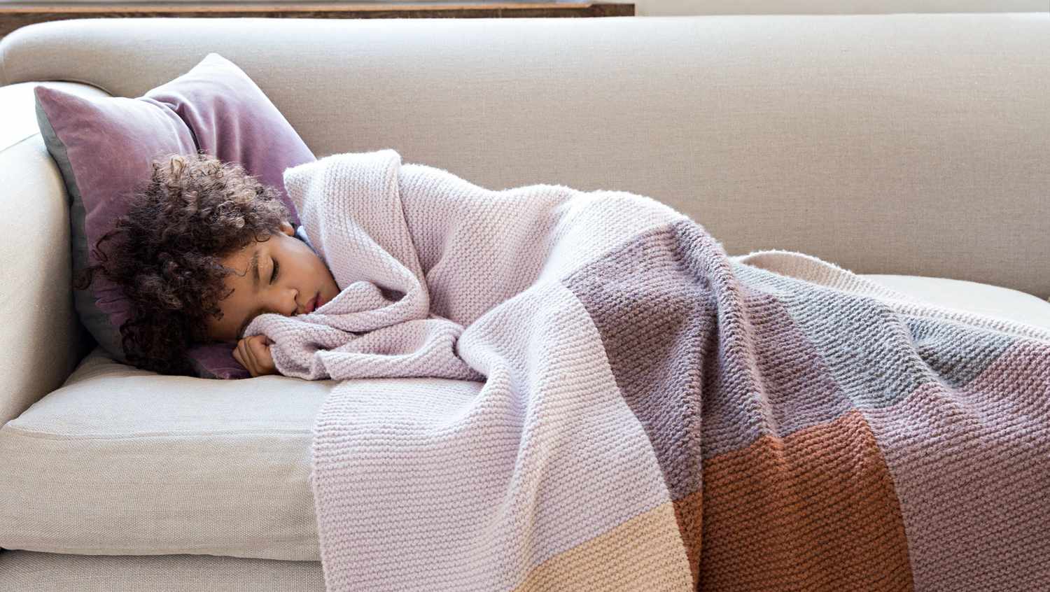 睡在针织毛毯里的孩子