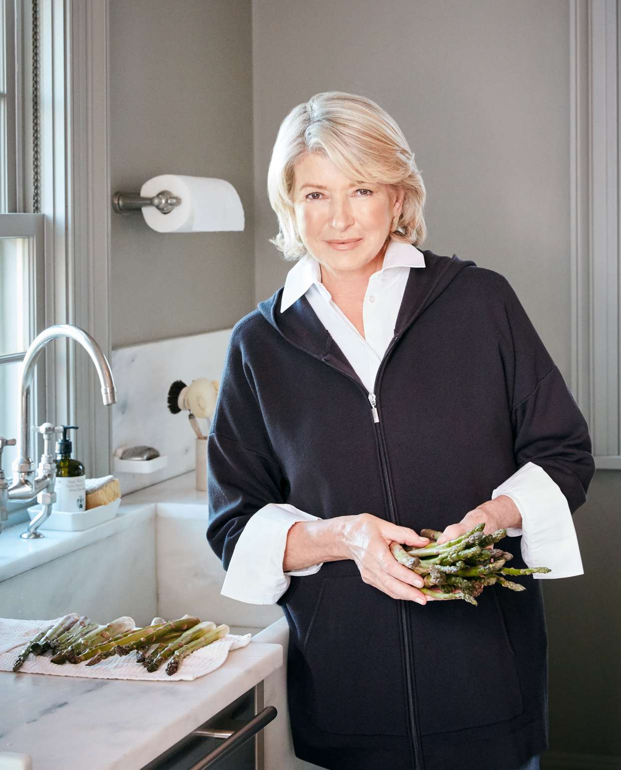 Martha Stewart washing asparagus in her kitchen