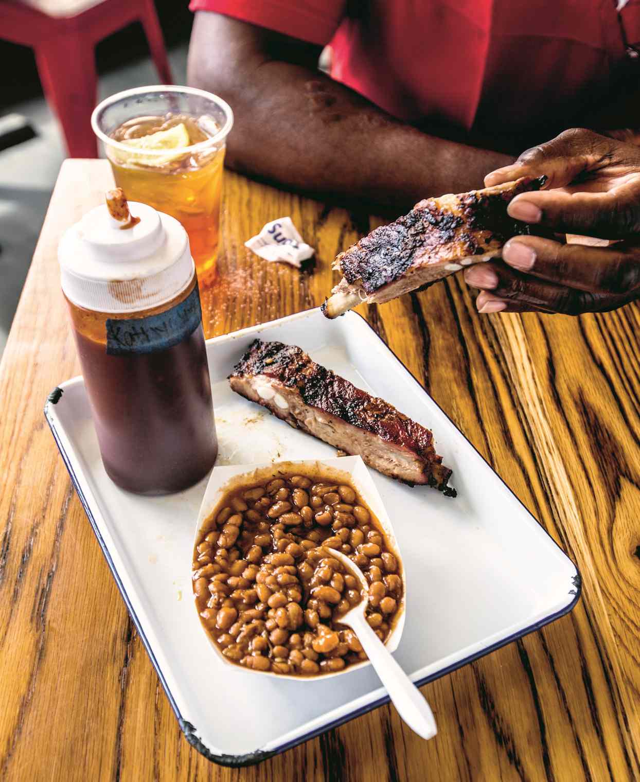 plate with ribs, baked beans, and rub