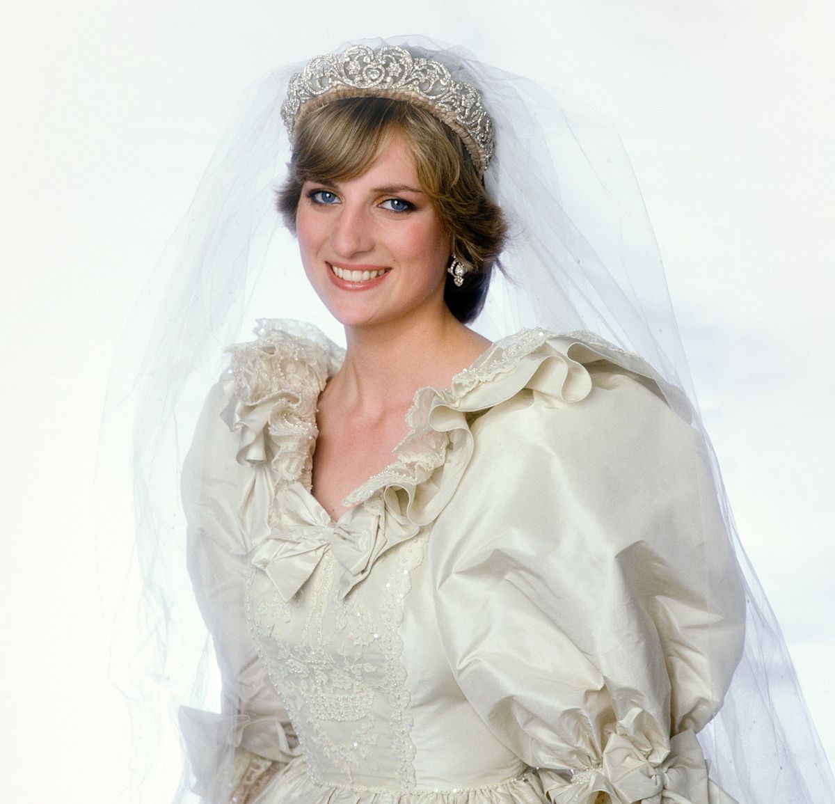 princess diana wearing bridal gown on wedding day