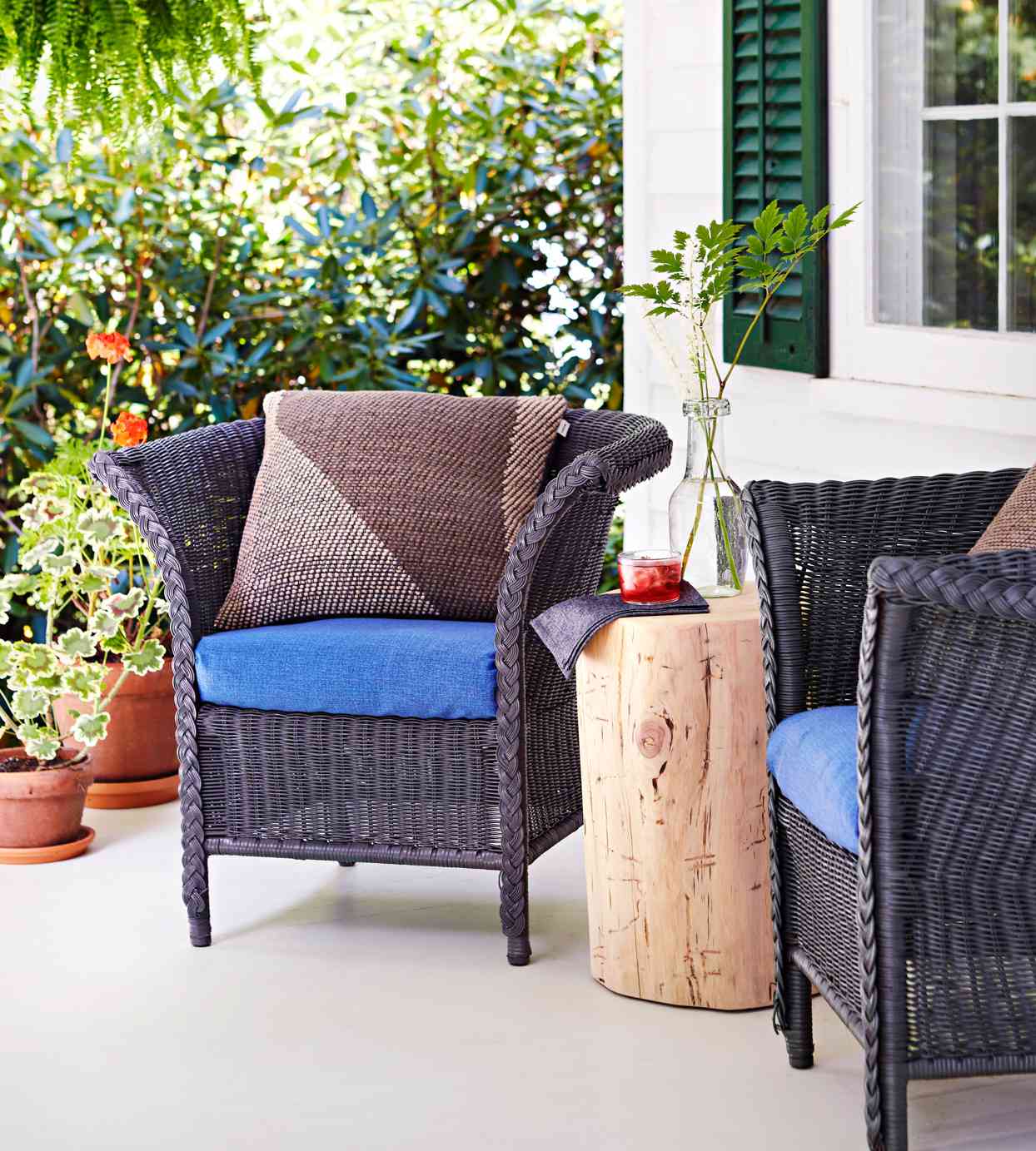outdoor chairs with blue cushions