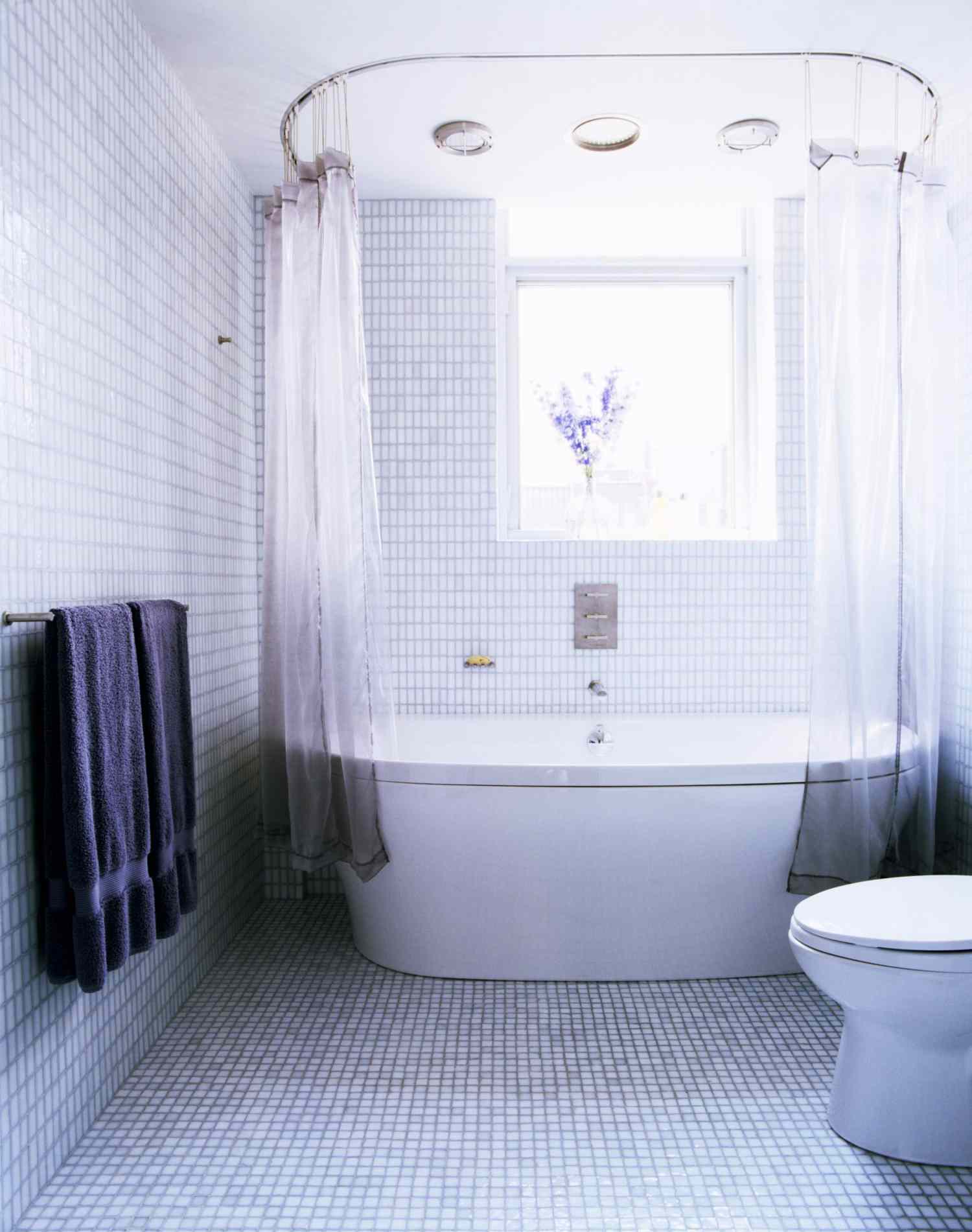 浴室铺着浅蓝色瓷砖