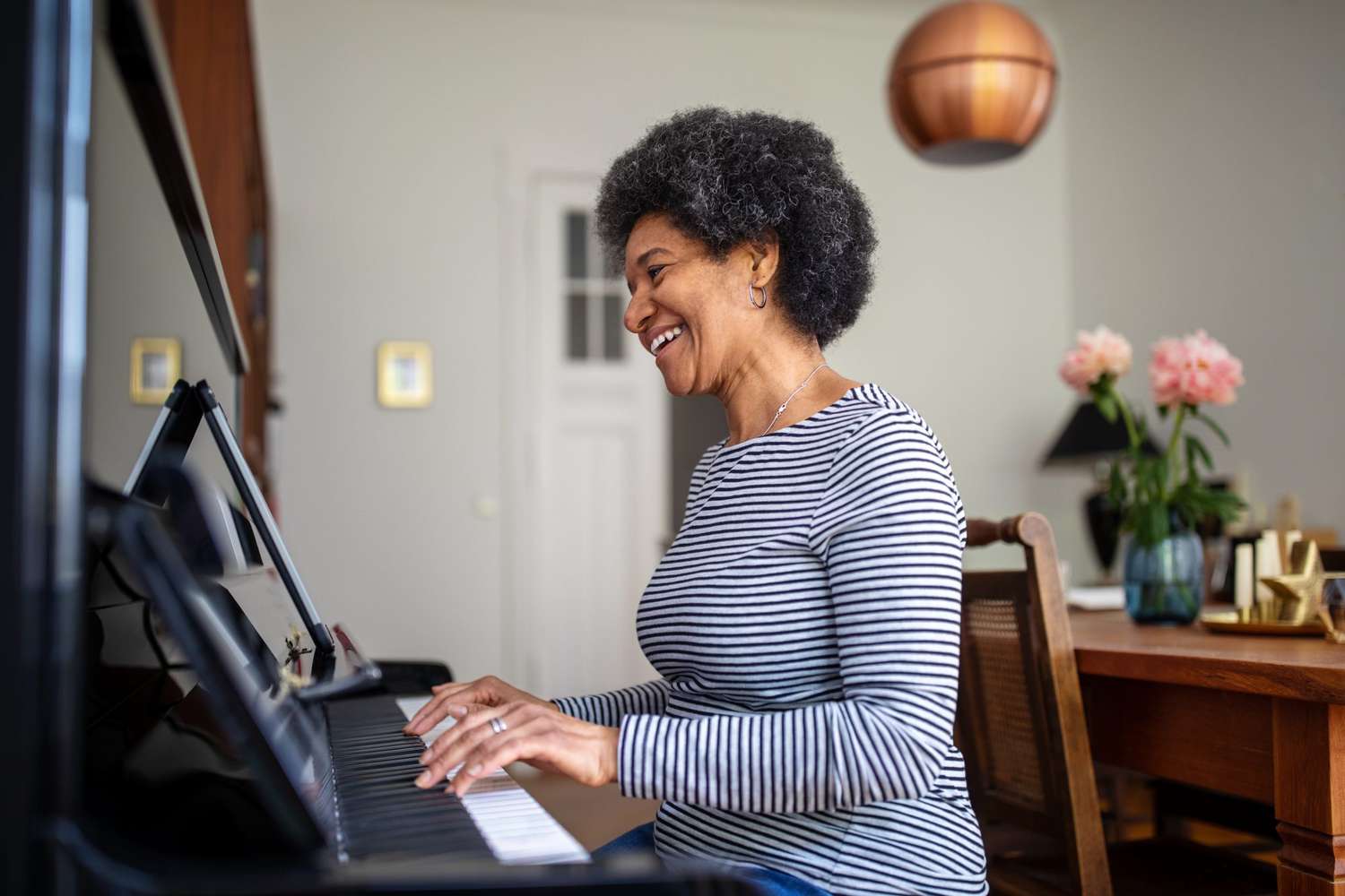 微笑的女人弹钢琴