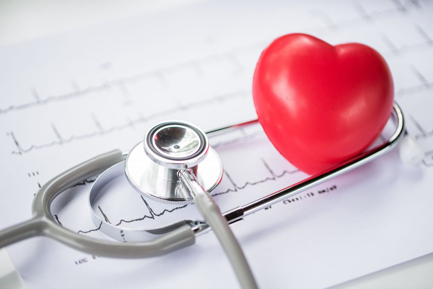 心电图上有听诊器和心脏