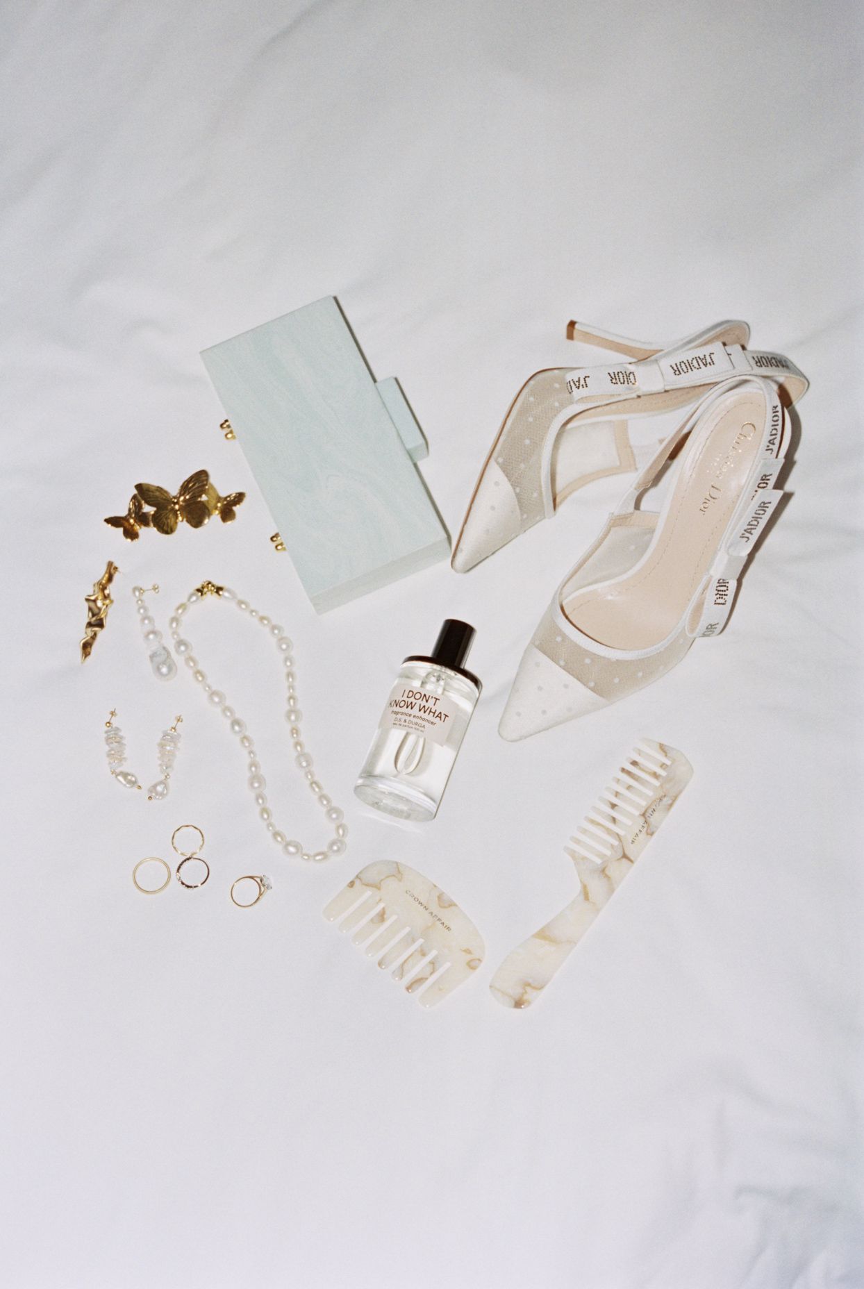 white and gold wedding accessories