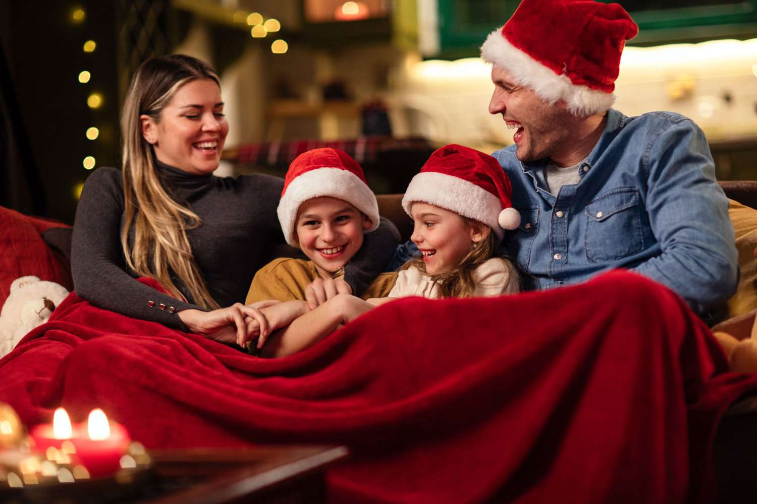 一个年轻的家庭在家里庆祝圣诞节时大笑的肖像