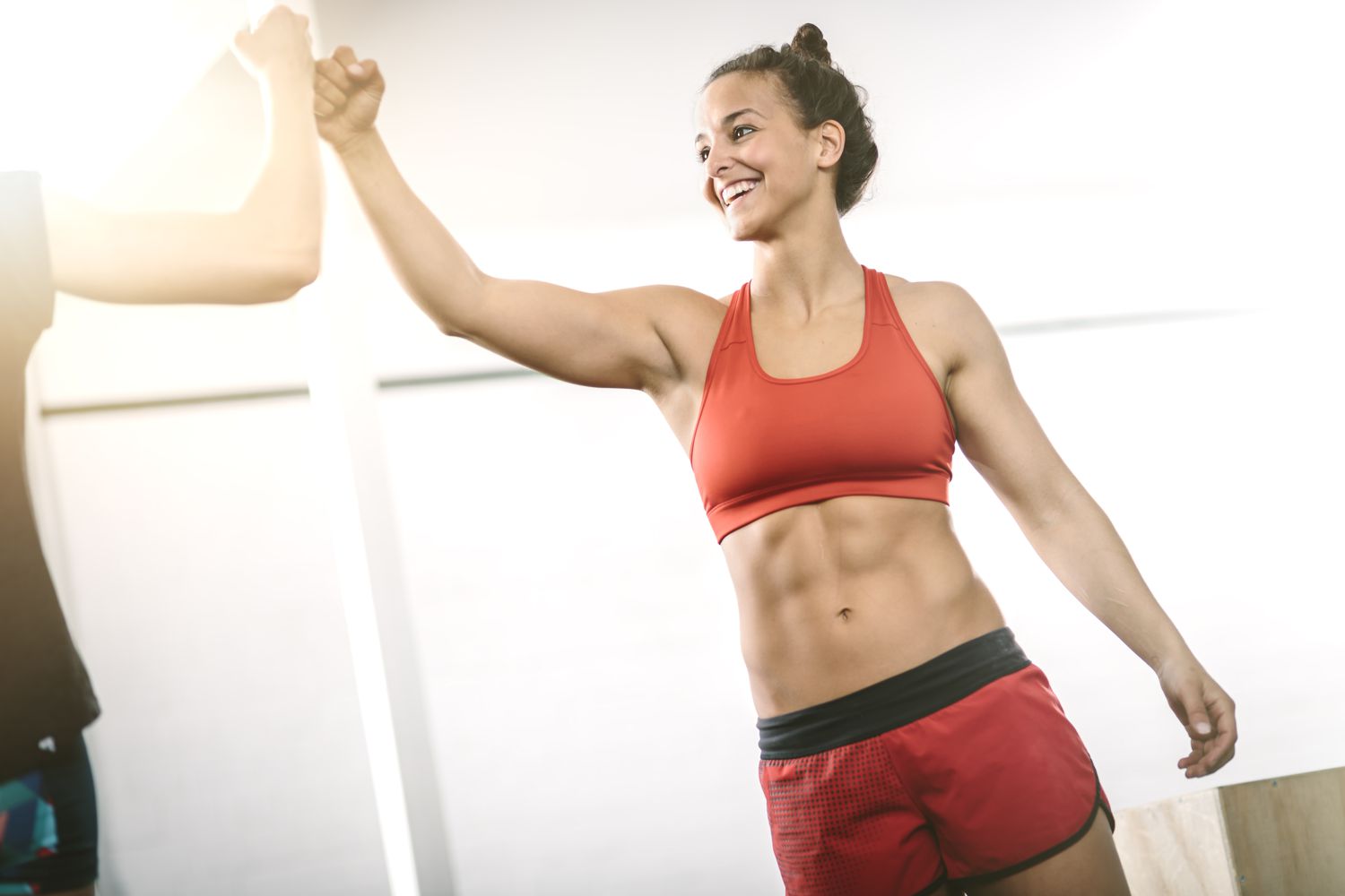 woman-with-firm-stomach-tight-abs-at-gym