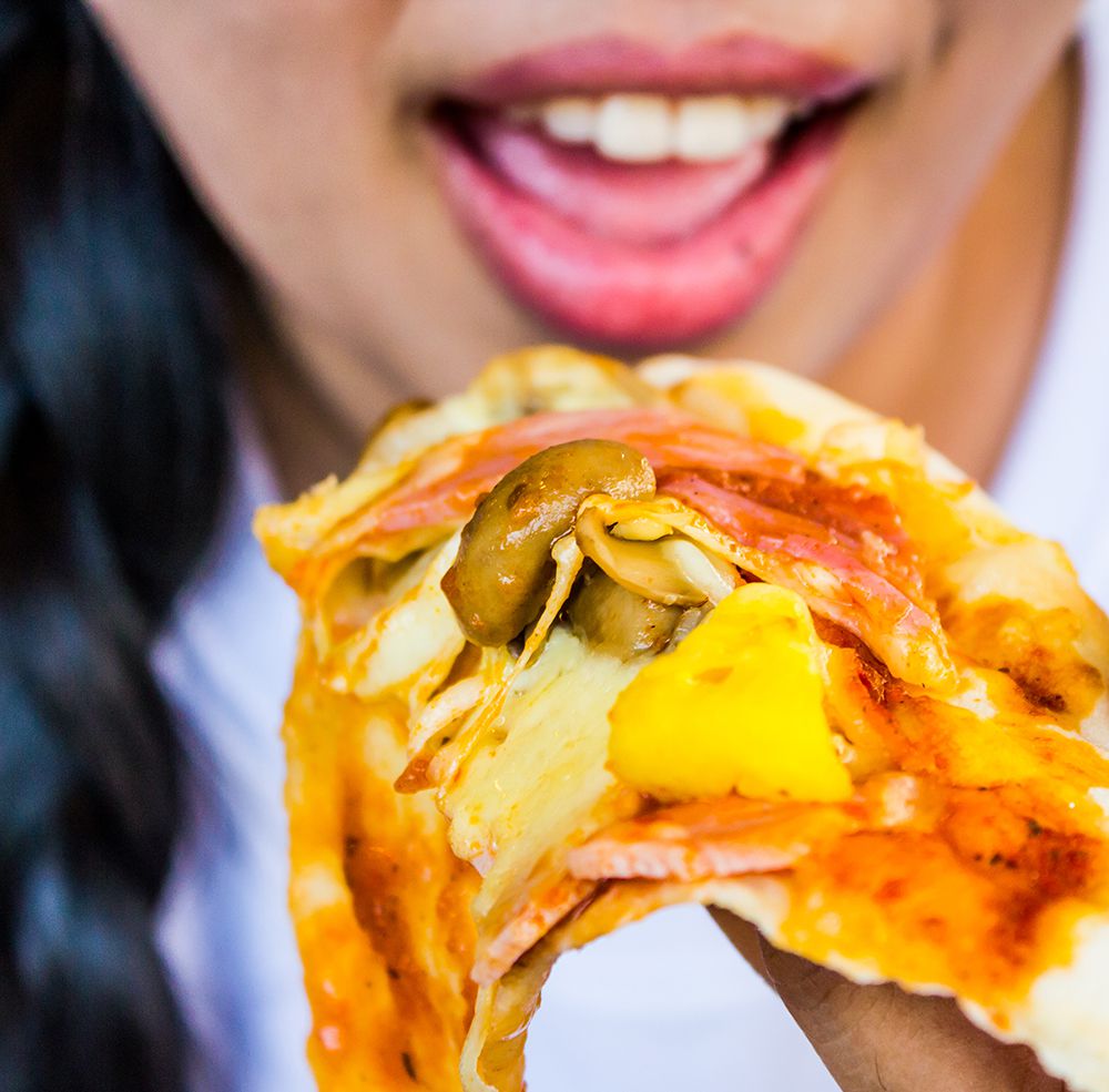 1000-woman-eating-pizza.jpg