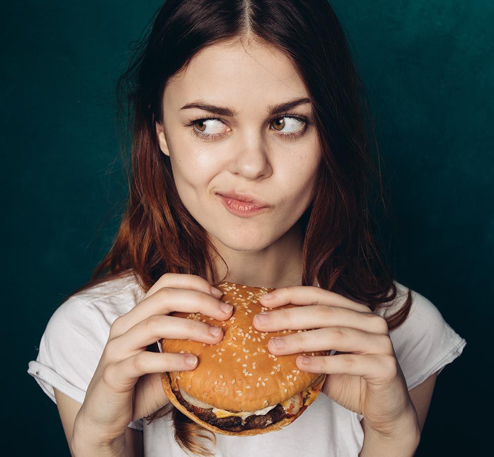 1000-woman-eating-burger.jpg
