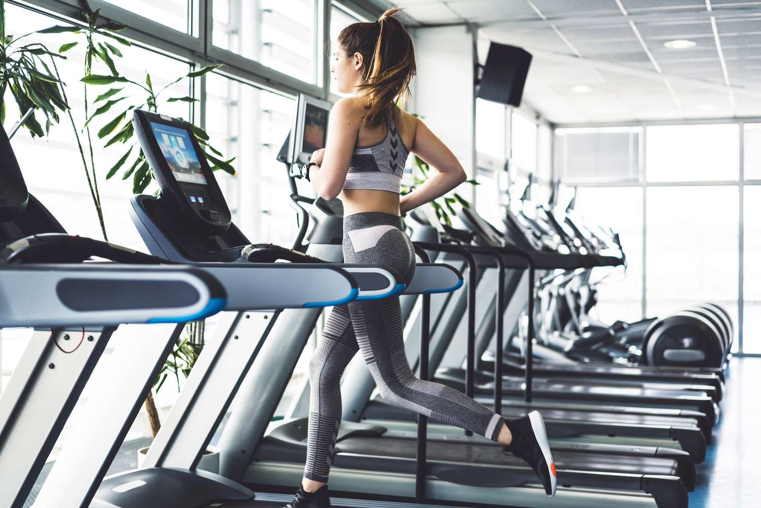 woman-running-treadmill-intevals-part-of-4-week-workout-plan