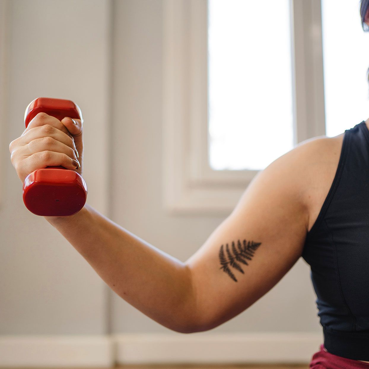 dumbbell-biceps-workout-woman-with-tattoo