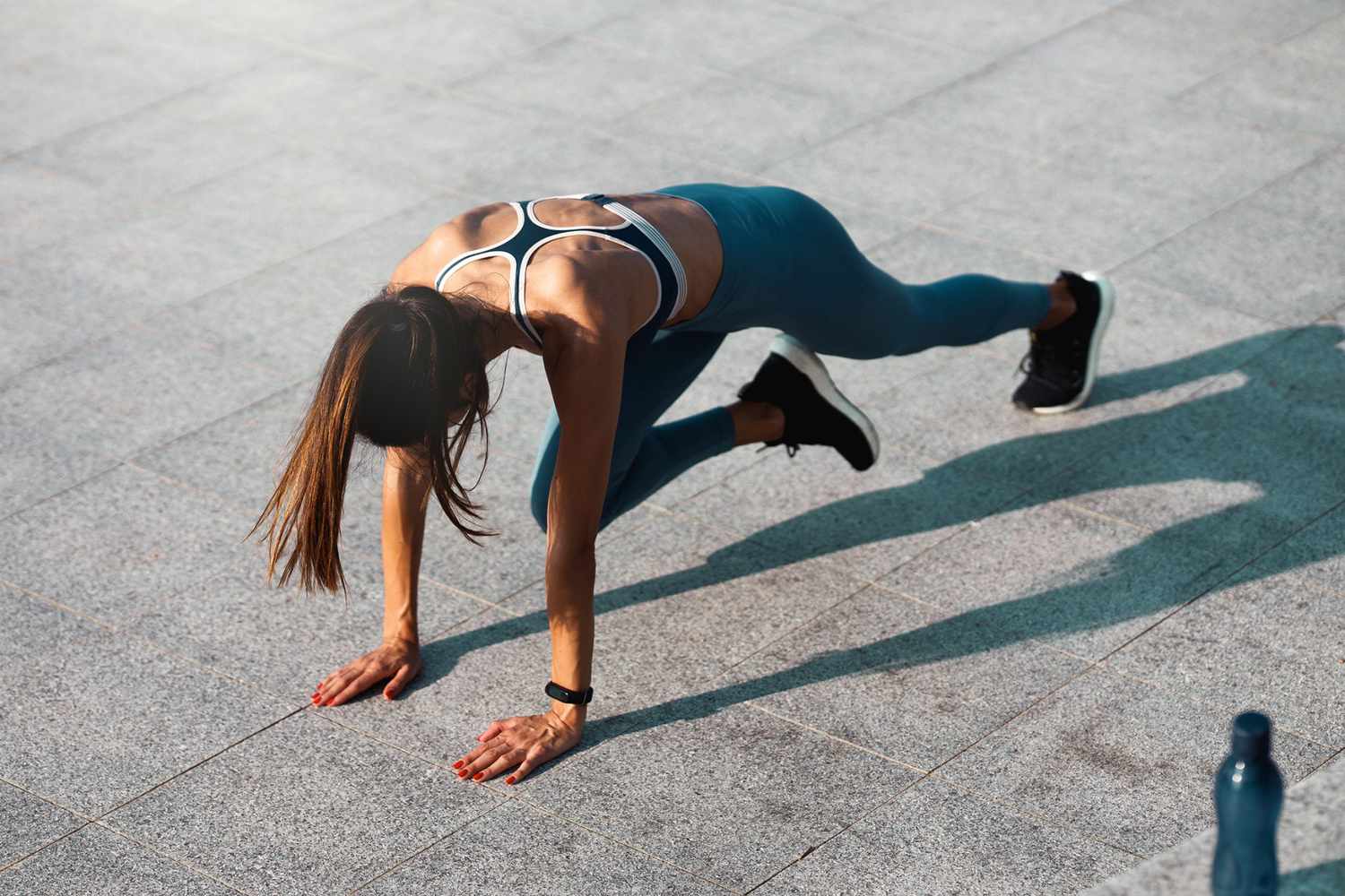 Young woman doing the mountain climber exercise