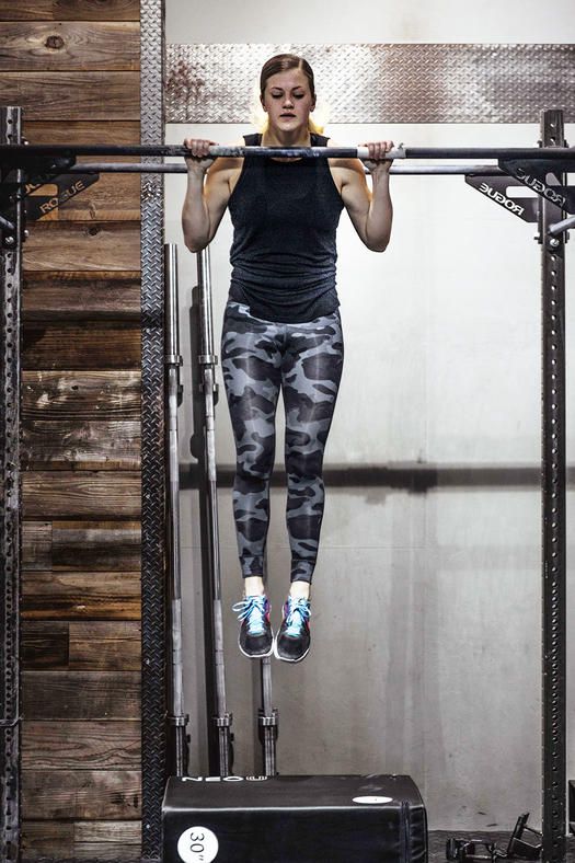 woman doing jumping pull-up
