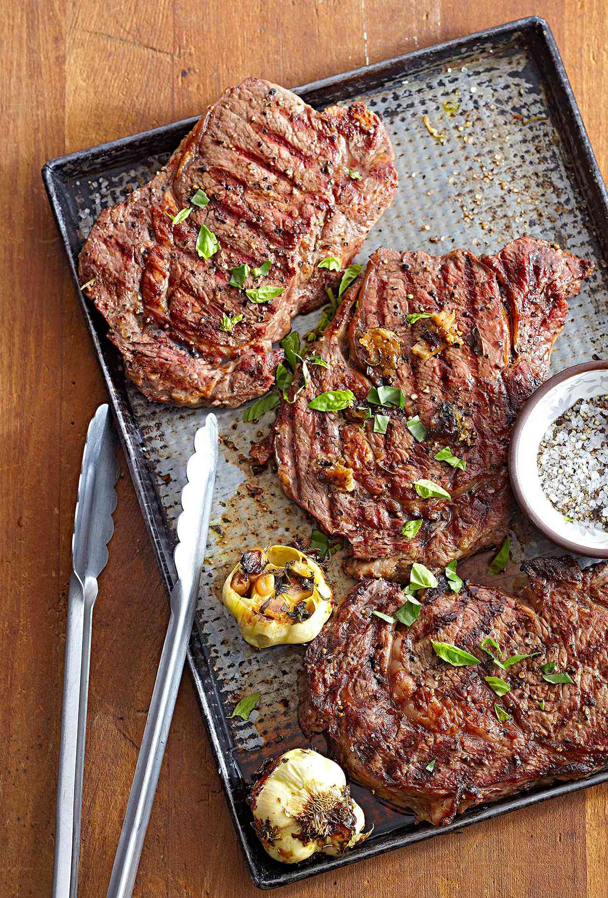 Steaks with Roasted Garlic 