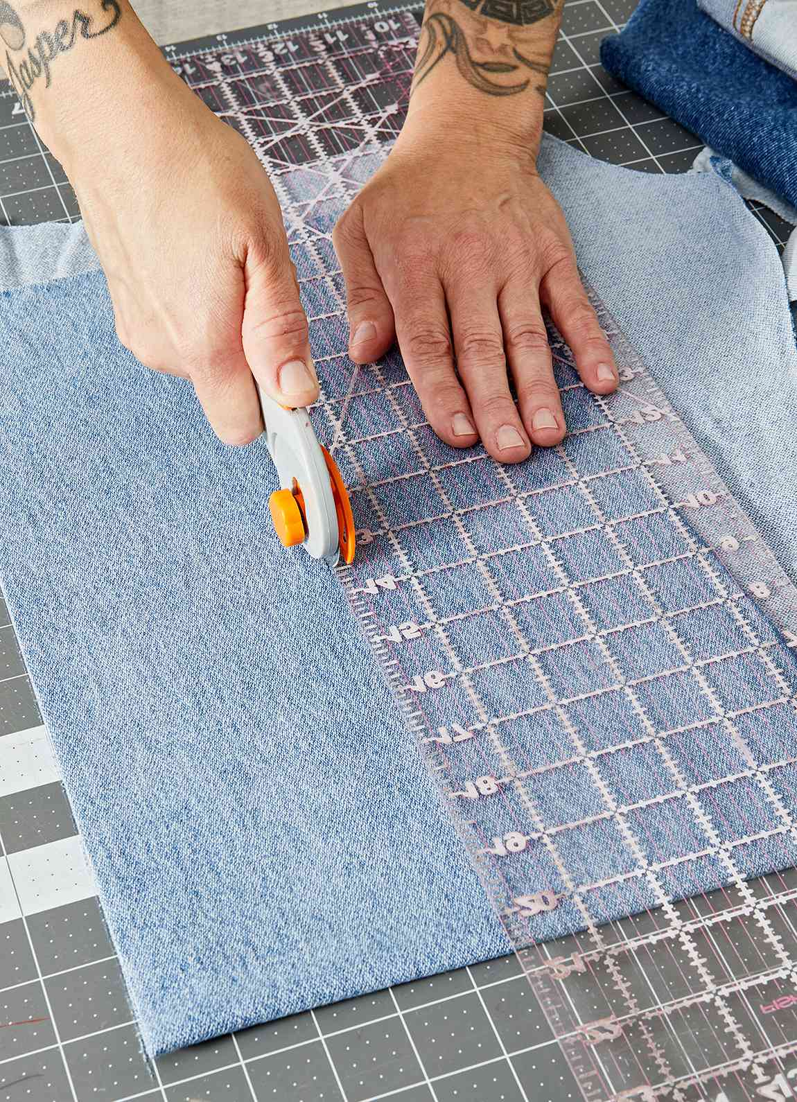 cutting fabric with rotary cutter