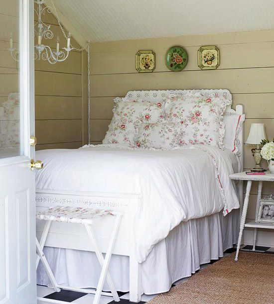 Guest bedroom with pink floral bedding 