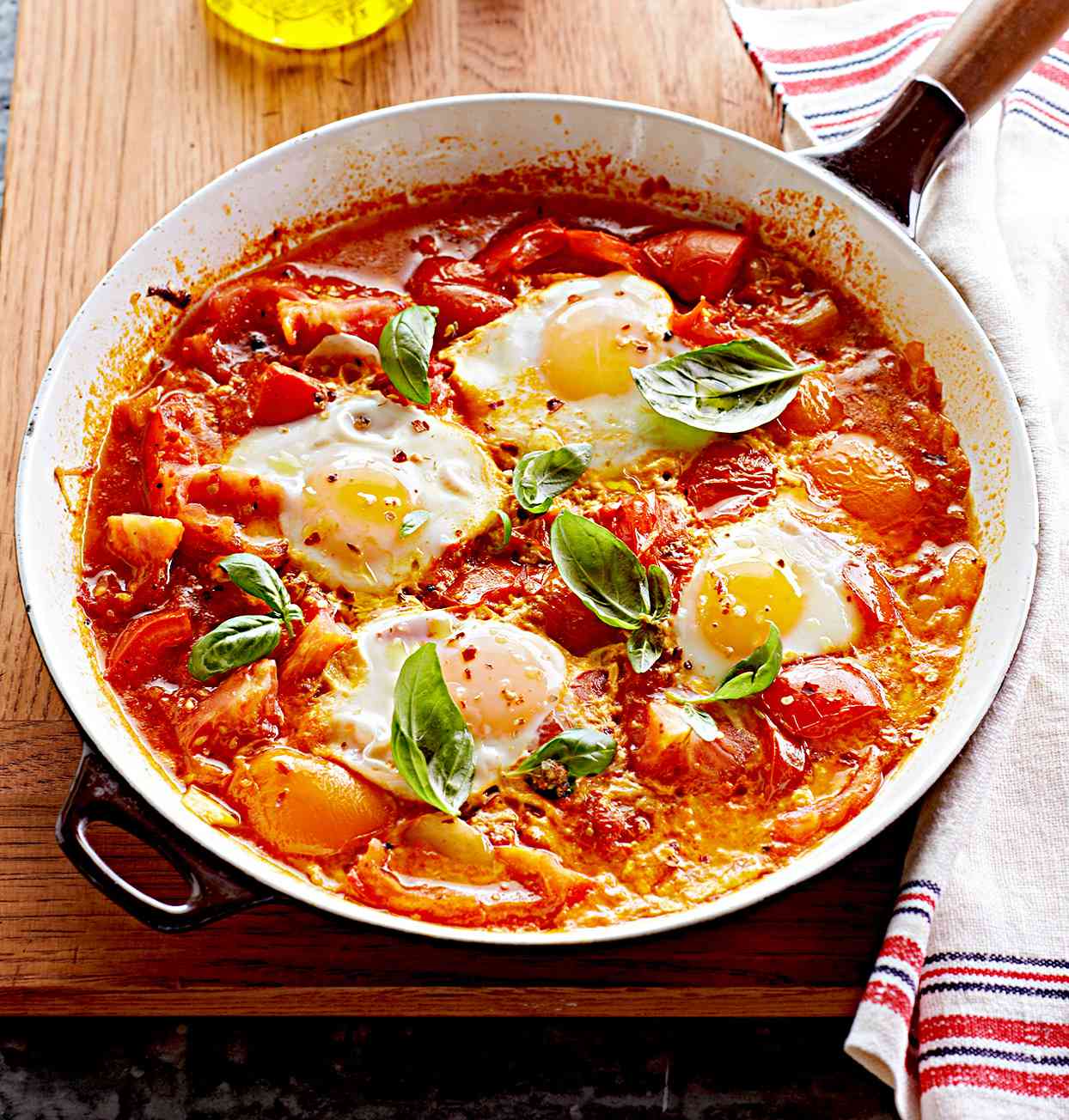 Paleo Spicy Poached Eggs in Tomato Sauce