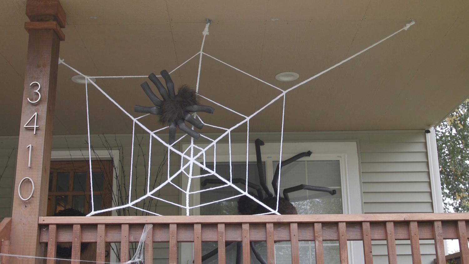 Details about   Halloween Giant Spider Web Stretchy Triangular Mega Cobweb with Gutter Hook Home 