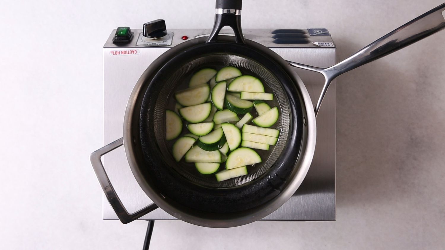 Boiling zucchini slices
