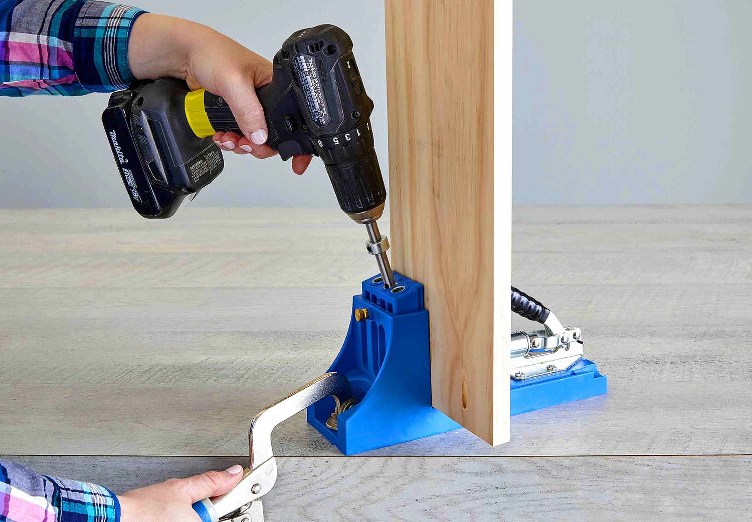 drill pocket holes into wood with kreg jig