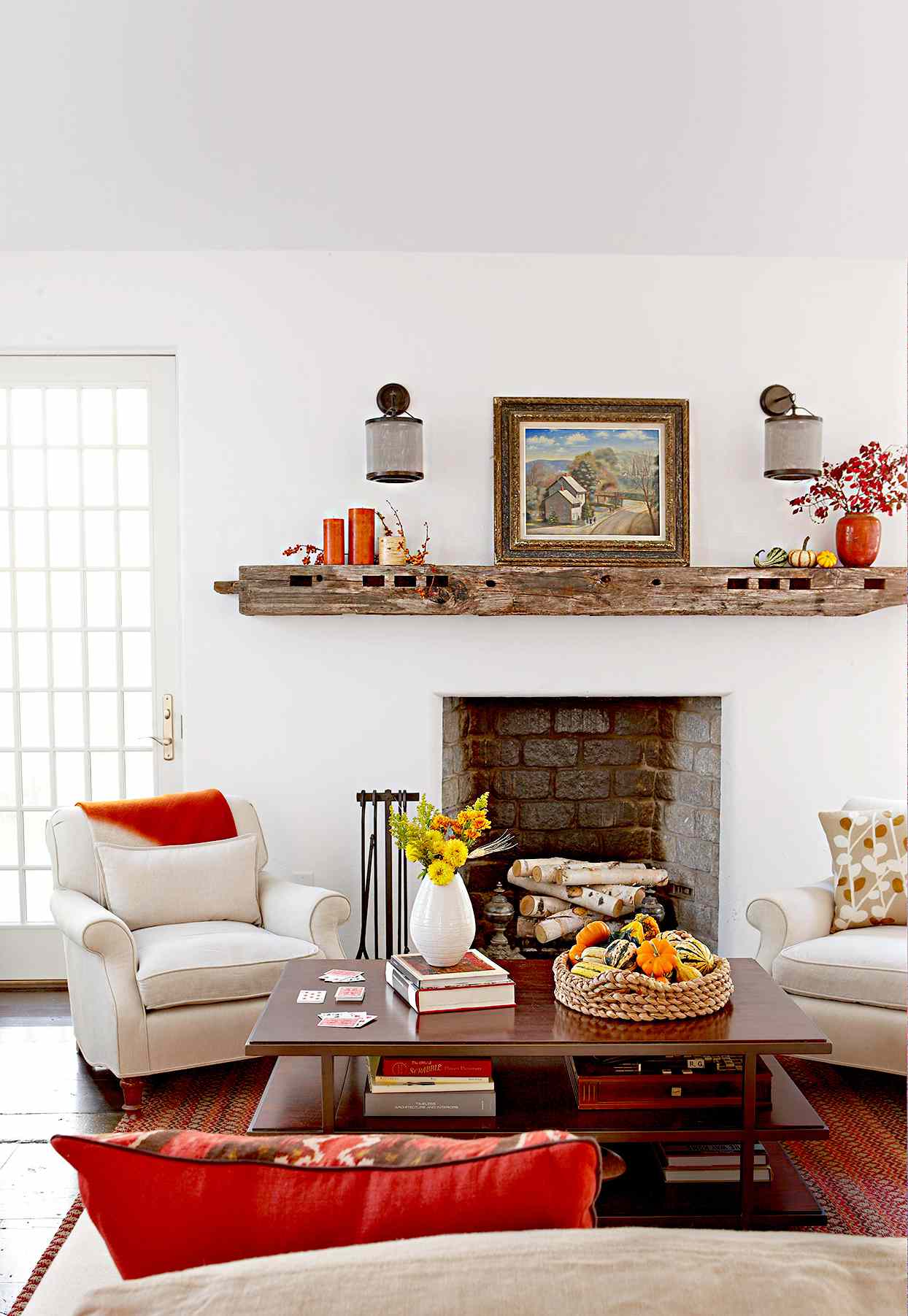 Living room with fireplace and fall d&eacute;cor