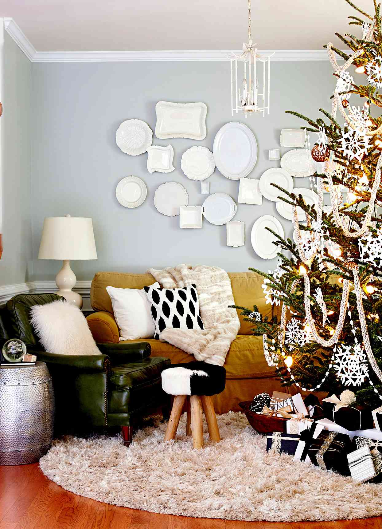Living room corner with Christmas tree and plate décor