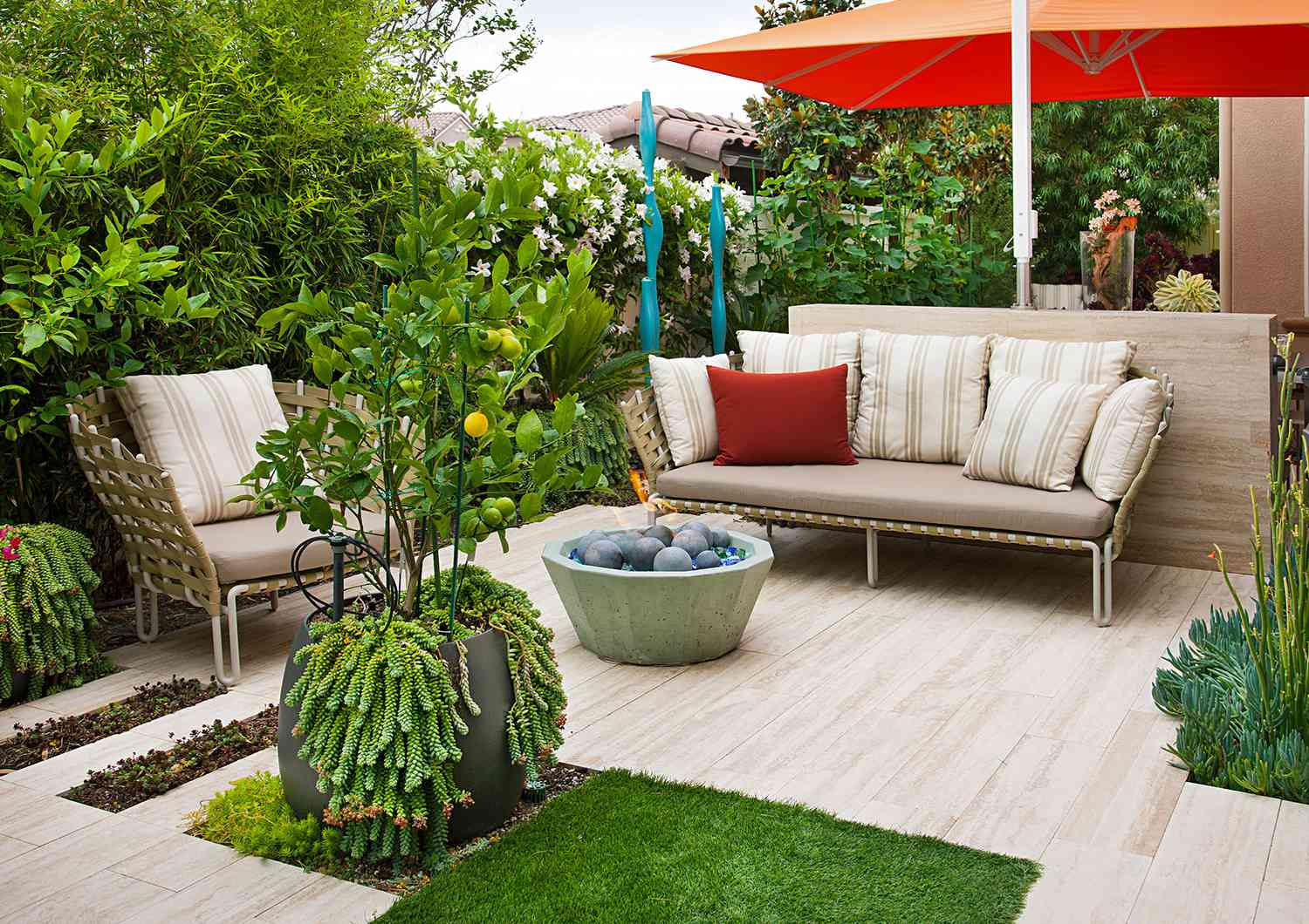 backyard patio garden with outdoor furniture